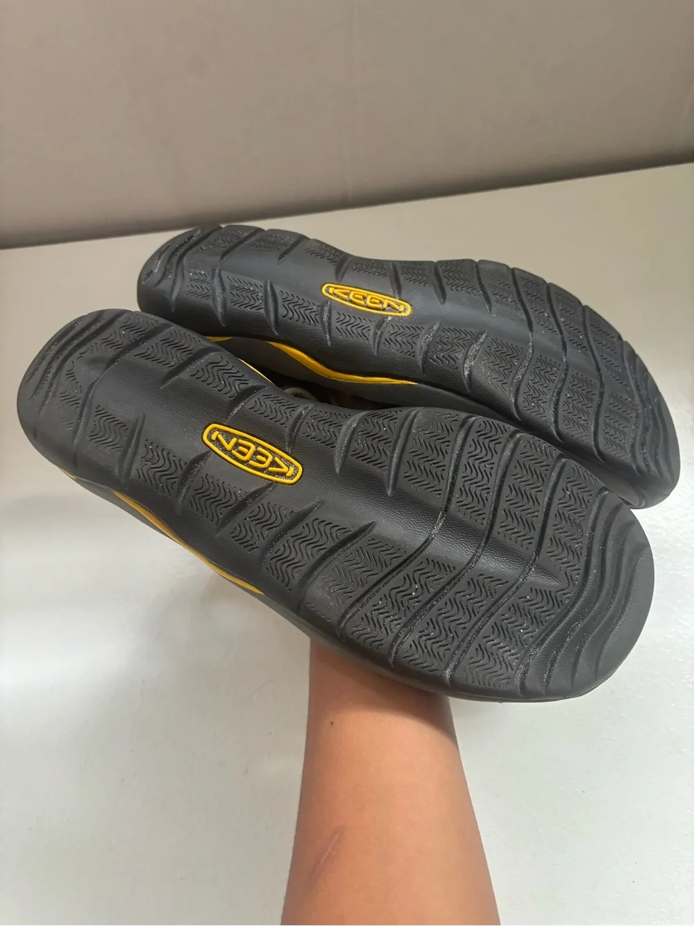 black KEEN Newport H2 Water Sport Hybrid Sandals size 13